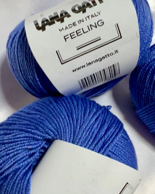 Lana Gatto FEELING cashmere silk merino yarn smooth shiny Italian sport yarn
Luxury Italian sport yarn FEELING soft drapey texture for sweaters and shawls
Close up of FEELING yarn showing smooth surface and silk sheen
Cashmere silk merino yarn FEELING ideal for scarves and garments
Soft luxury yarn FEELING perfect for refined knitwear projects