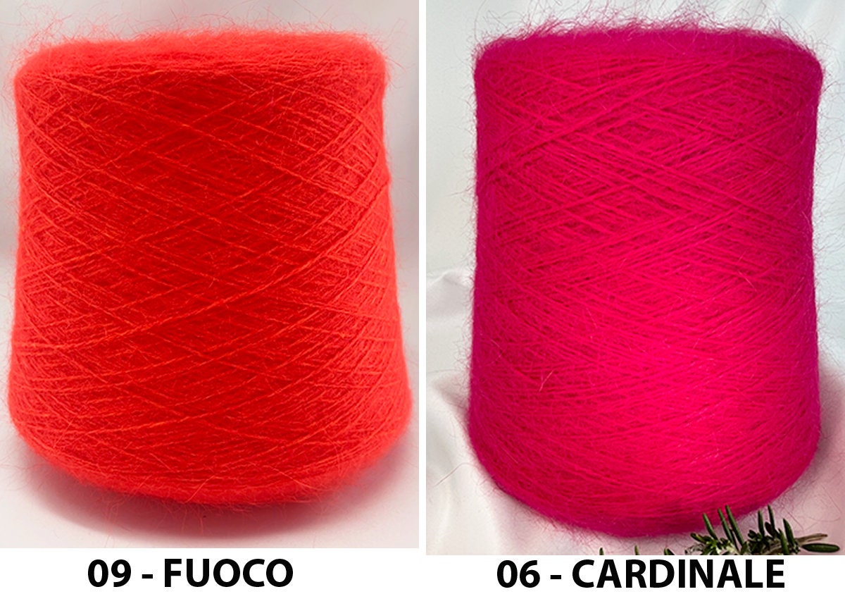 Two spools of yarn labeled '09 - Fuoco' and '06 - Cardinale' on a white background.