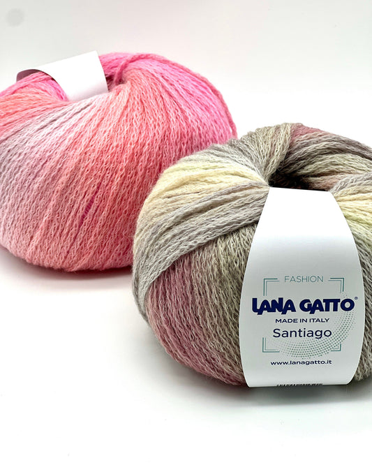 Two balls of yarn with a label indicating 'Lana Gatto Santiago' on a white background