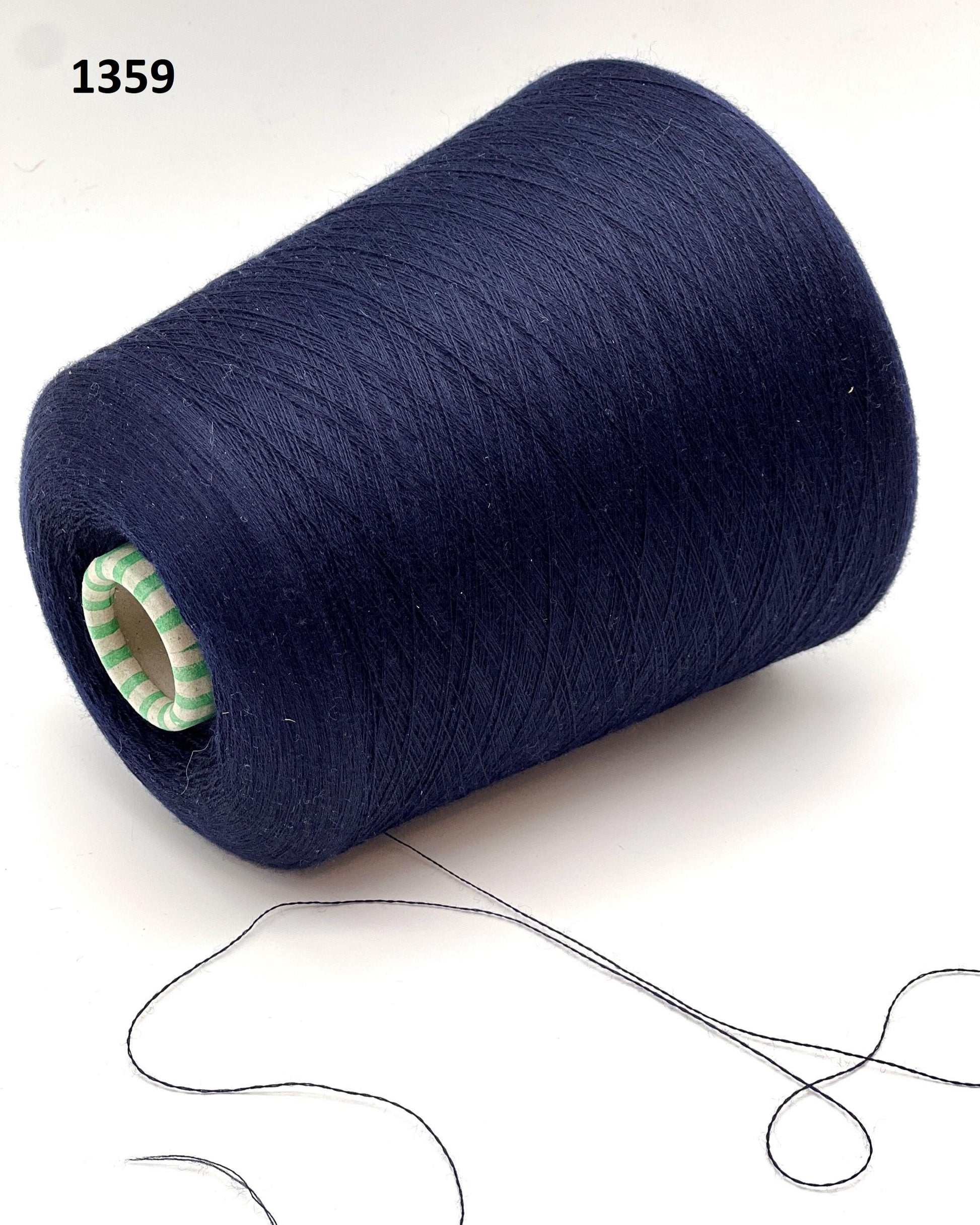 Large spool of dark blue thread with a small露出部分的绿色线轴 on a white background.