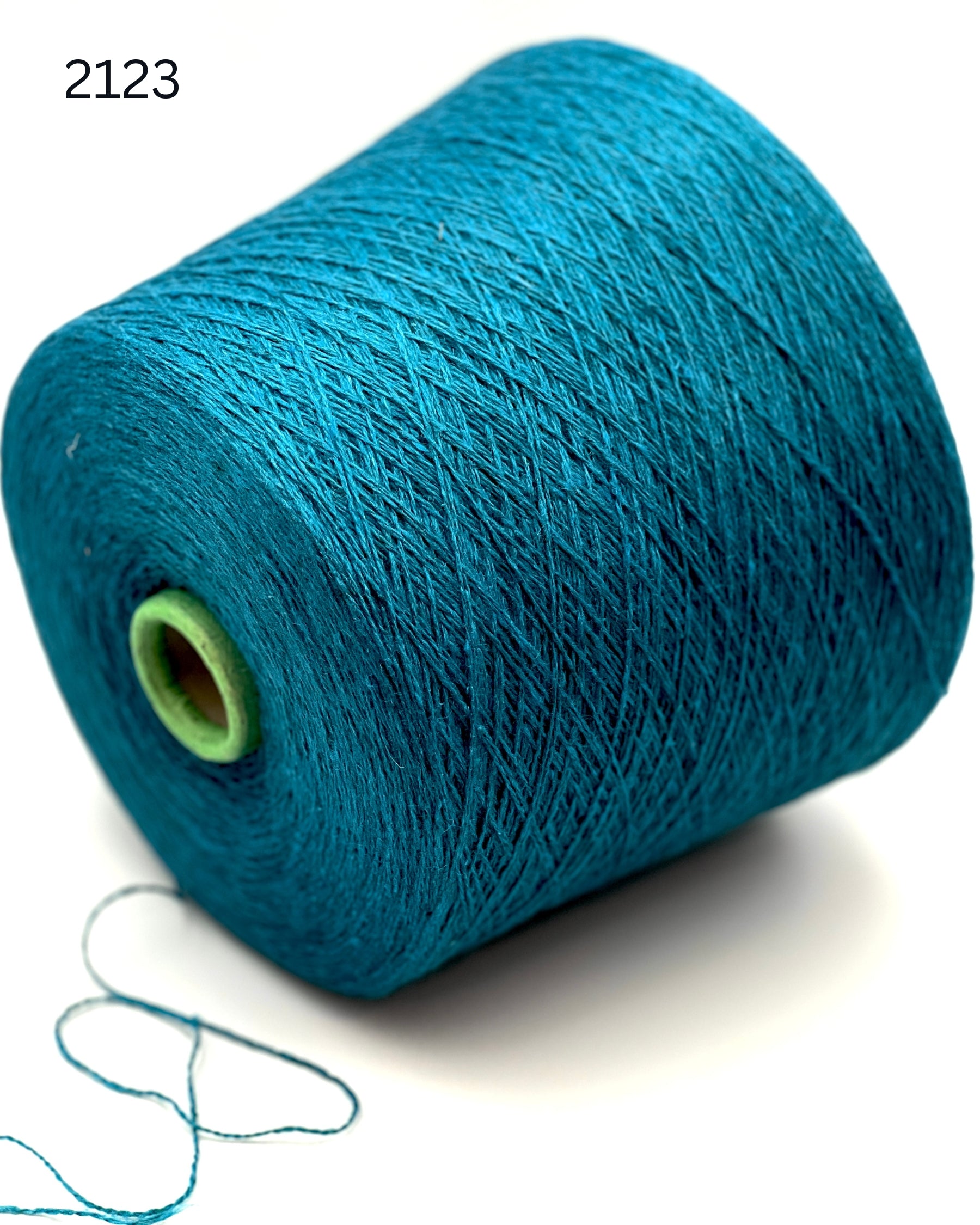 FILCOM VINICUNCA vicuña silk yarn luxury Italian lace yarn
Rare vicuña mulberry silk yarn 700m per 100g
Luxury Italian yarn with vicuña fiber and silk close up texture
Soft rare fiber yarn for shawls scarves sweaters and weaving
FILCOM VINICUNCA carded vicuña silk yarn made in Italy