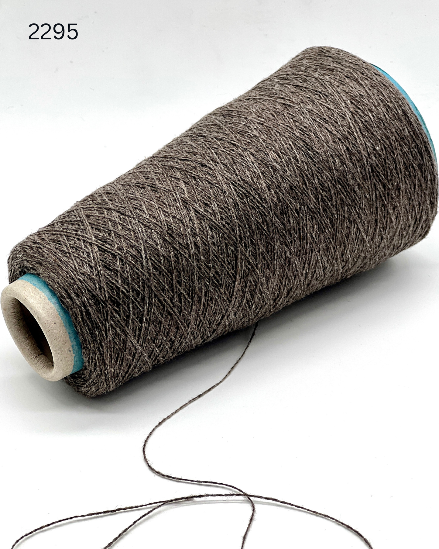 italian cashmere yarn cone loro piana cariaggi lace yarn
luxury cashmere yarn 1400m 100g italy knitting yarn
biagioli modesto cashmere yarn fine lace weight cone
premium italian cashmere yarn soft texture close up
lace cashmere yarn for machine knitting luxury garments