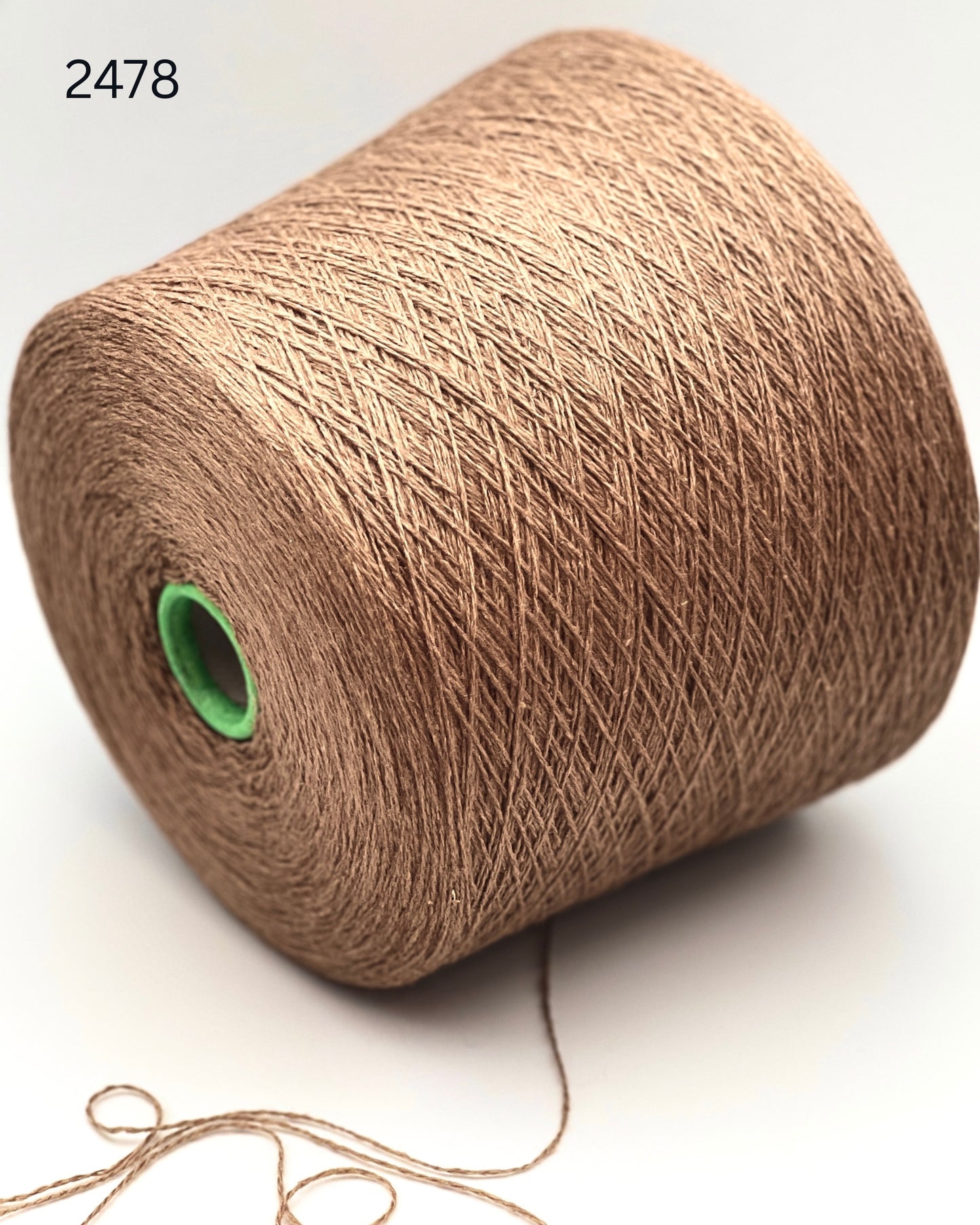 FILCOM VINICUNCA vicuña silk yarn luxury Italian lace yarn
Rare vicuña mulberry silk yarn 700m per 100g
Luxury Italian yarn with vicuña fiber and silk close up texture
Soft rare fiber yarn for shawls scarves sweaters and weaving
FILCOM VINICUNCA carded vicuña silk yarn made in Italy