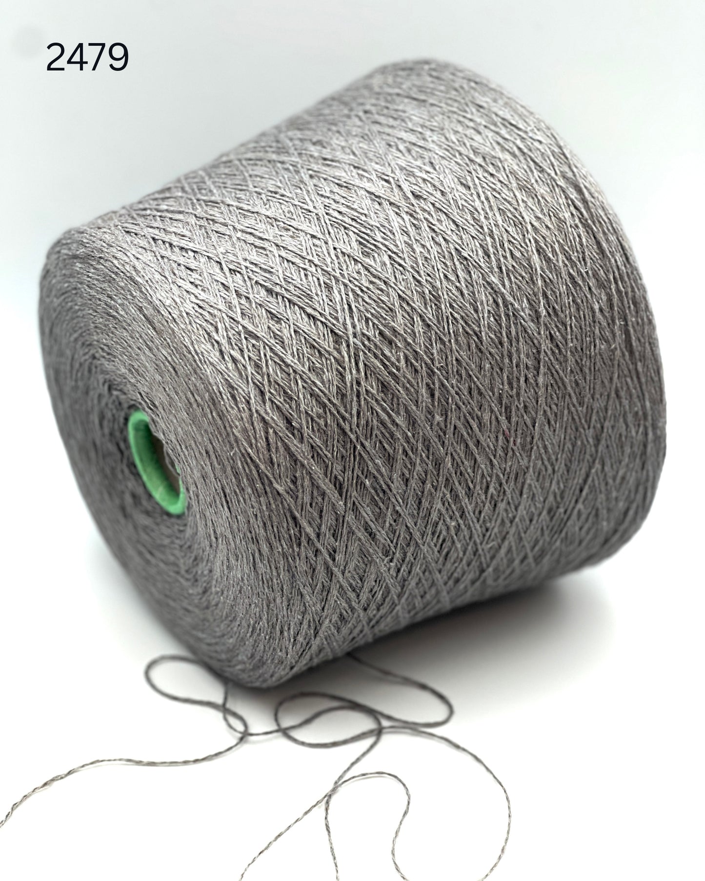 FILCOM VINICUNCA vicuña silk yarn luxury Italian lace yarn
Rare vicuña mulberry silk yarn 700m per 100g
Luxury Italian yarn with vicuña fiber and silk close up texture
Soft rare fiber yarn for shawls scarves sweaters and weaving
FILCOM VINICUNCA carded vicuña silk yarn made in Italy