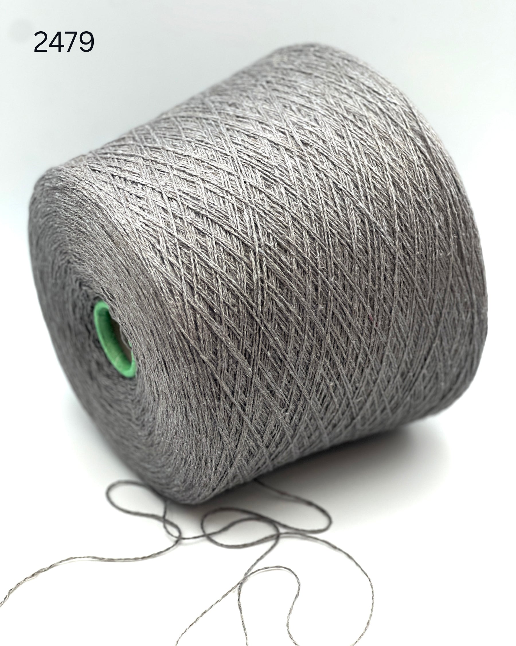 FILCOM VINICUNCA vicuña silk yarn luxury Italian lace yarn
Rare vicuña mulberry silk yarn 700m per 100g
Luxury Italian yarn with vicuña fiber and silk close up texture
Soft rare fiber yarn for shawls scarves sweaters and weaving
FILCOM VINICUNCA carded vicuña silk yarn made in Italy