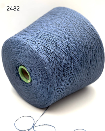 FILCOM VINICUNCA vicuña silk yarn luxury Italian lace yarn
Rare vicuña mulberry silk yarn 700m per 100g
Luxury Italian yarn with vicuña fiber and silk close up texture
Soft rare fiber yarn for shawls scarves sweaters and weaving
FILCOM VINICUNCA carded vicuña silk yarn made in Italy