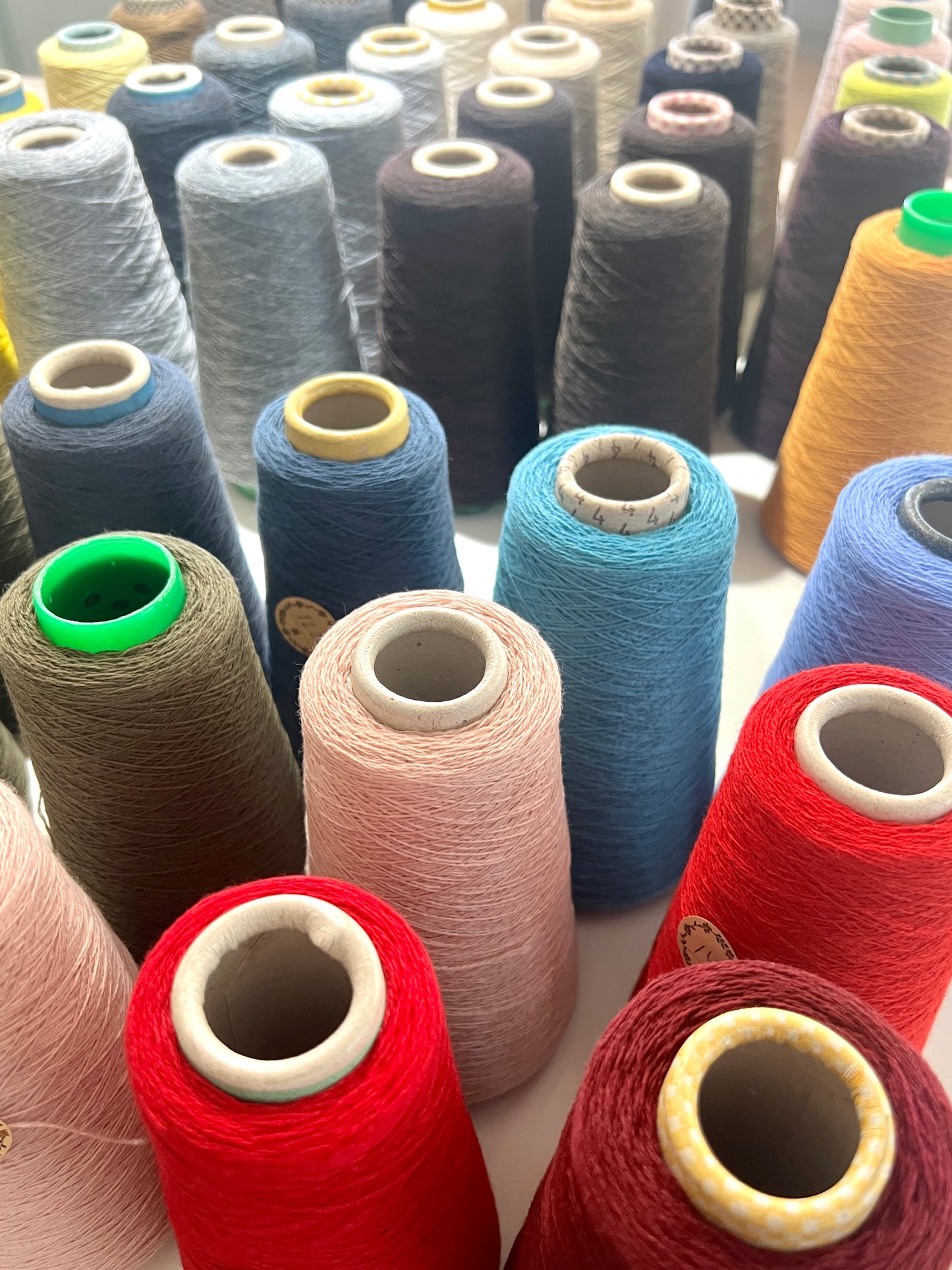 italian cashmere yarn cone loro piana cariaggi lace yarn
luxury cashmere yarn 1400m 100g italy knitting yarn
biagioli modesto cashmere yarn fine lace weight cone
premium italian cashmere yarn soft texture close up
lace cashmere yarn for machine knitting luxury garments