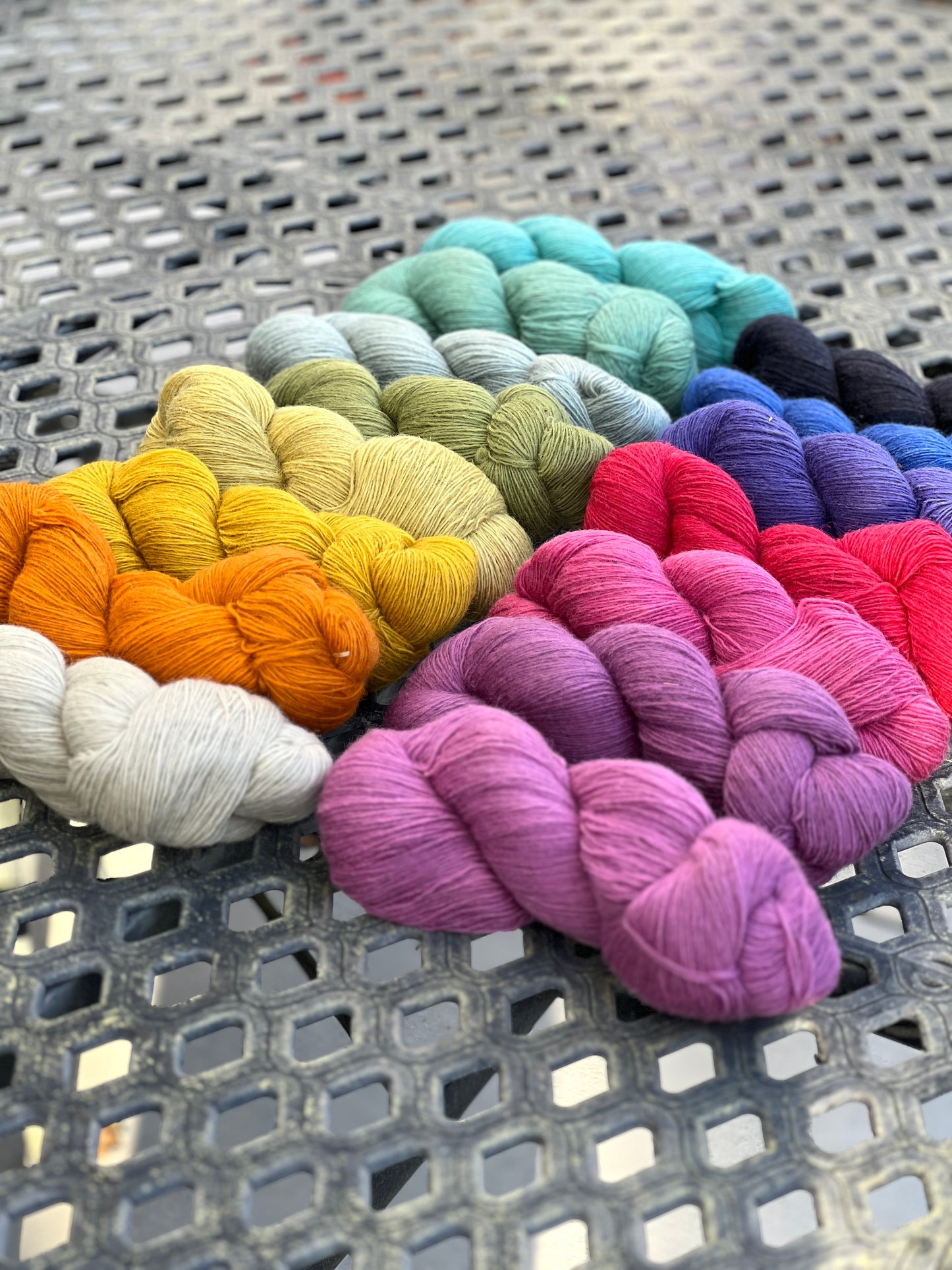РЕДКАЯ НАХОДКА: пряжа Dundaga 7.1 Merino 100%, пасмы или "кейк" (торт), толщина "lace", однониточная, 470м/100г (514 ярдов/3.52 унции)
