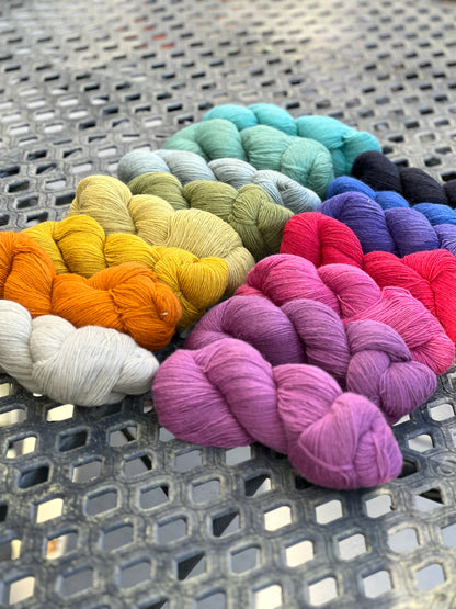 РЕДКАЯ НАХОДКА: пряжа Dundaga 7.1 Merino 100%, пасмы или "кейк" (торт), толщина "lace", однониточная, 470м/100г (514 ярдов/3.52 унции)