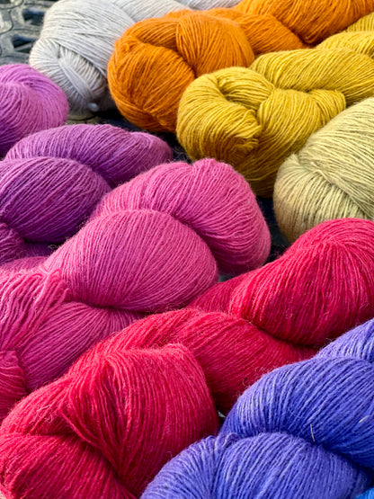 РЕДКАЯ НАХОДКА: пряжа Dundaga 7.1 Merino 100%, пасмы или "кейк" (торт), толщина "lace", однониточная, 470м/100г (514 ярдов/3.52 унции)