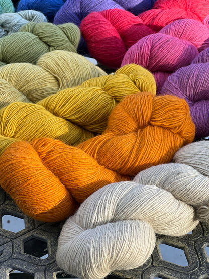 РЕДКАЯ НАХОДКА: пряжа Dundaga 7.1 Merino 100%, пасмы или "кейк" (торт), толщина "lace", однониточная, 470м/100г (514 ярдов/3.52 унции)