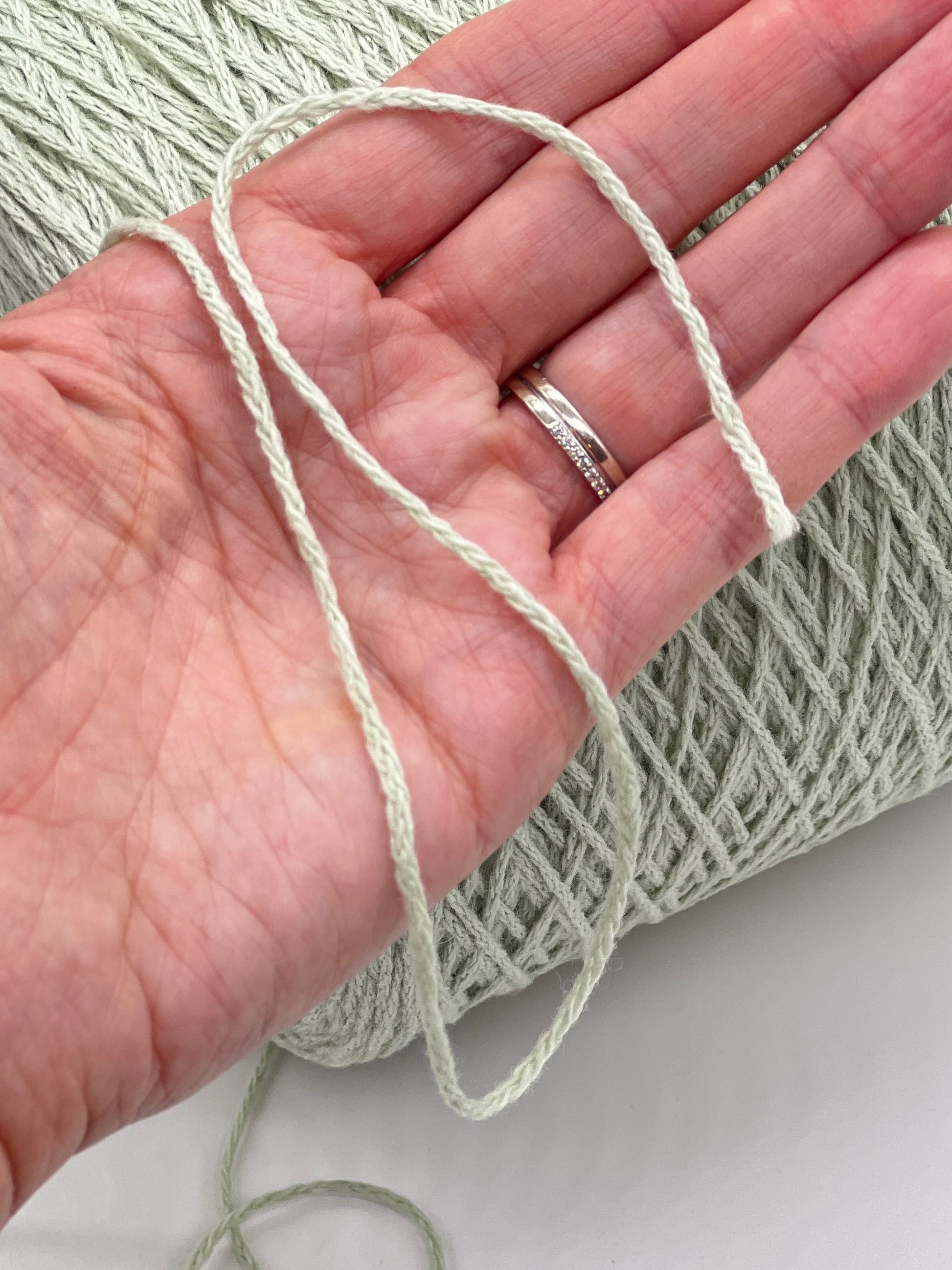 Biagioli Modesto CASHMERE 10% yarn close-up showing cable chain texture