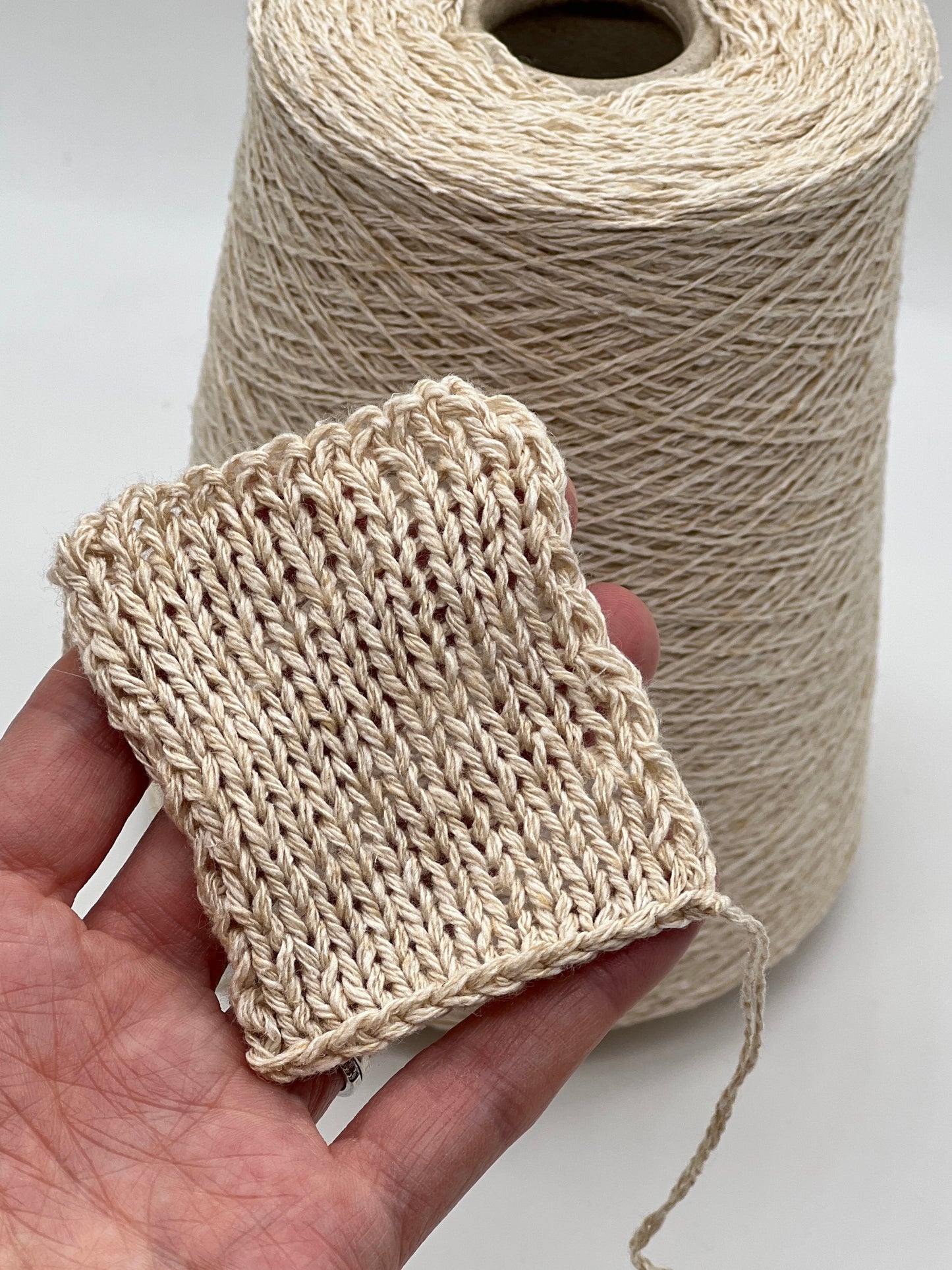 FILCOM VINICUNCA vicuña silk yarn luxury Italian lace yarn
Rare vicuña mulberry silk yarn 700m per 100g
Luxury Italian yarn with vicuña fiber and silk close up texture
Soft rare fiber yarn for shawls scarves sweaters and weaving
FILCOM VINICUNCA carded vicuña silk yarn made in Italy