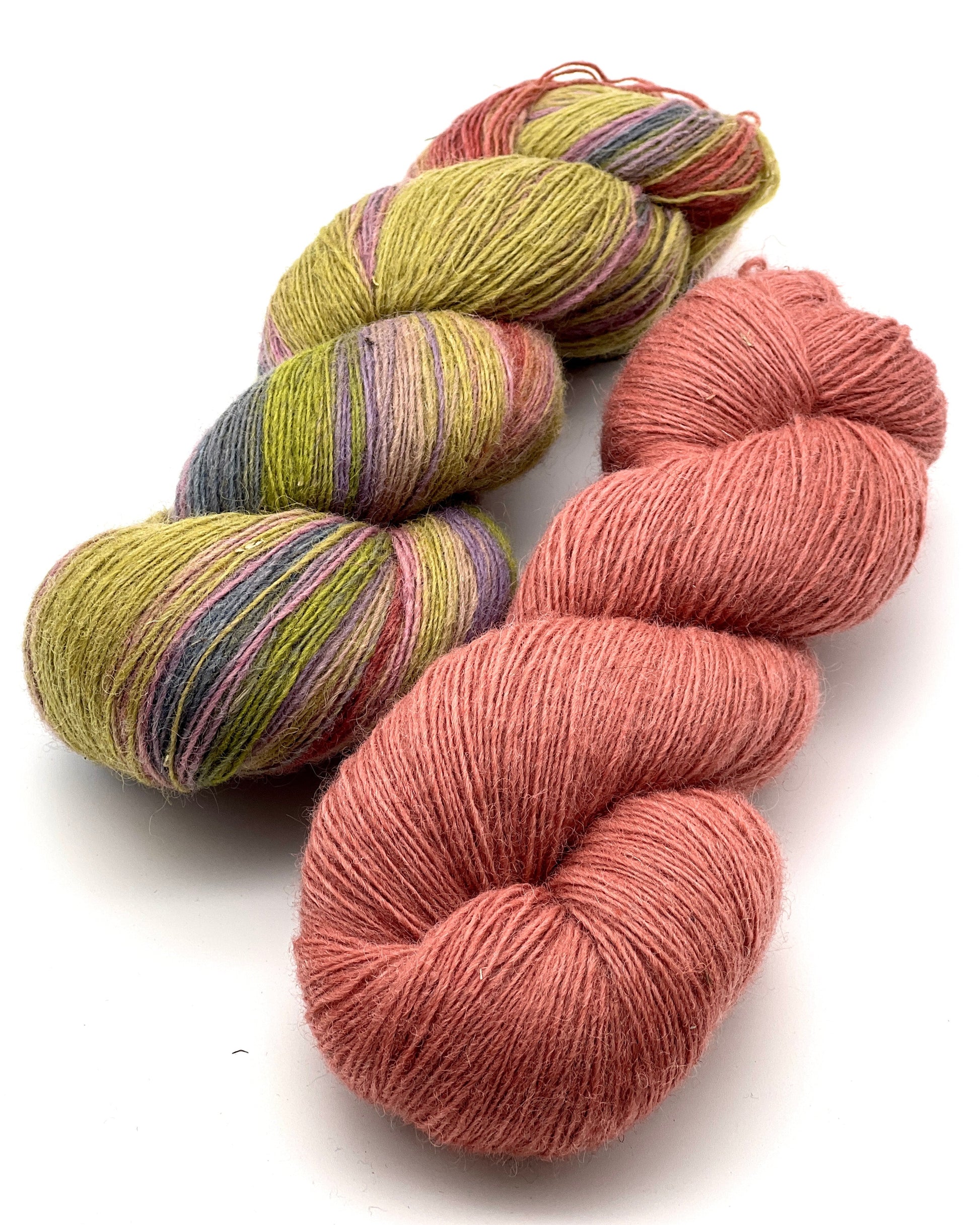 Exclusive iDOKNiT fingering weight wool, DUNDAGA 6.1 from Paces Vilnas Fabrika. 100% Merino wool from German sheep, traditionally processed in Latvia without chemicals to retain high lanolin content. Single-ply construction providing 420m per 100g. Curated by iDOKNiT for authentic, warm, and elastic knitwear with a natural "alive" feel.