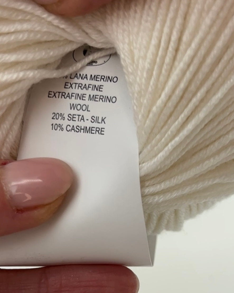 Lana Gatto FEELING cashmere silk merino yarn smooth shiny Italian sport yarn
Luxury Italian sport yarn FEELING soft drapey texture for sweaters and shawls
Close up of FEELING yarn showing smooth surface and silk sheen
Cashmere silk merino yarn FEELING ideal for scarves and garments
Soft luxury yarn FEELING perfect for refined knitwear projects