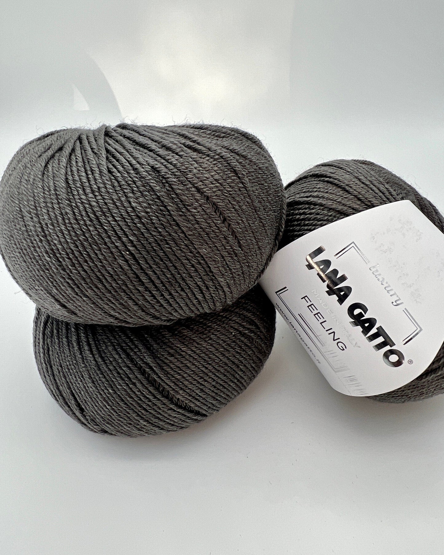 Lana Gatto FEELING cashmere silk merino yarn smooth shiny Italian sport yarn
Luxury Italian sport yarn FEELING soft drapey texture for sweaters and shawls
Close up of FEELING yarn showing smooth surface and silk sheen
Cashmere silk merino yarn FEELING ideal for scarves and garments
Soft luxury yarn FEELING perfect for refined knitwear projects