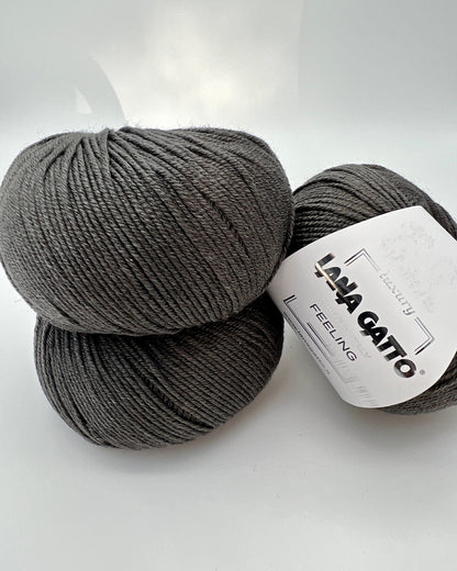 Lana Gatto FEELING cashmere silk merino yarn smooth shiny Italian sport yarn
Luxury Italian sport yarn FEELING soft drapey texture for sweaters and shawls
Close up of FEELING yarn showing smooth surface and silk sheen
Cashmere silk merino yarn FEELING ideal for scarves and garments
Soft luxury yarn FEELING perfect for refined knitwear projects