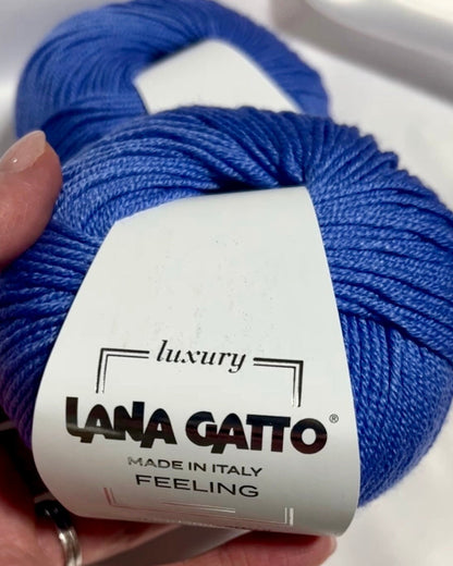 Lana Gatto FEELING cashmere silk merino yarn smooth shiny Italian sport yarn
Luxury Italian sport yarn FEELING soft drapey texture for sweaters and shawls
Close up of FEELING yarn showing smooth surface and silk sheen
Cashmere silk merino yarn FEELING ideal for scarves and garments
Soft luxury yarn FEELING perfect for refined knitwear projects