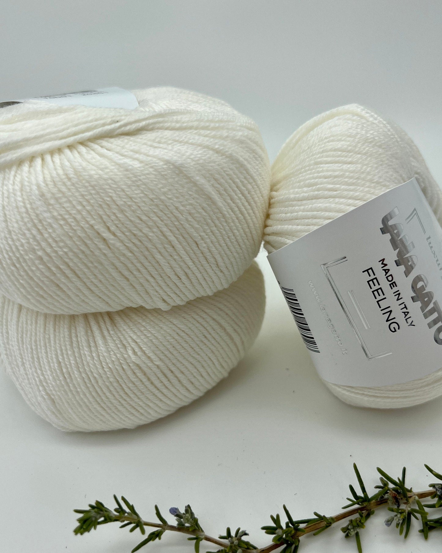 Lana Gatto FEELING cashmere silk merino yarn smooth shiny Italian sport yarn
Luxury Italian sport yarn FEELING soft drapey texture for sweaters and shawls
Close up of FEELING yarn showing smooth surface and silk sheen
Cashmere silk merino yarn FEELING ideal for scarves and garments
Soft luxury yarn FEELING perfect for refined knitwear projects