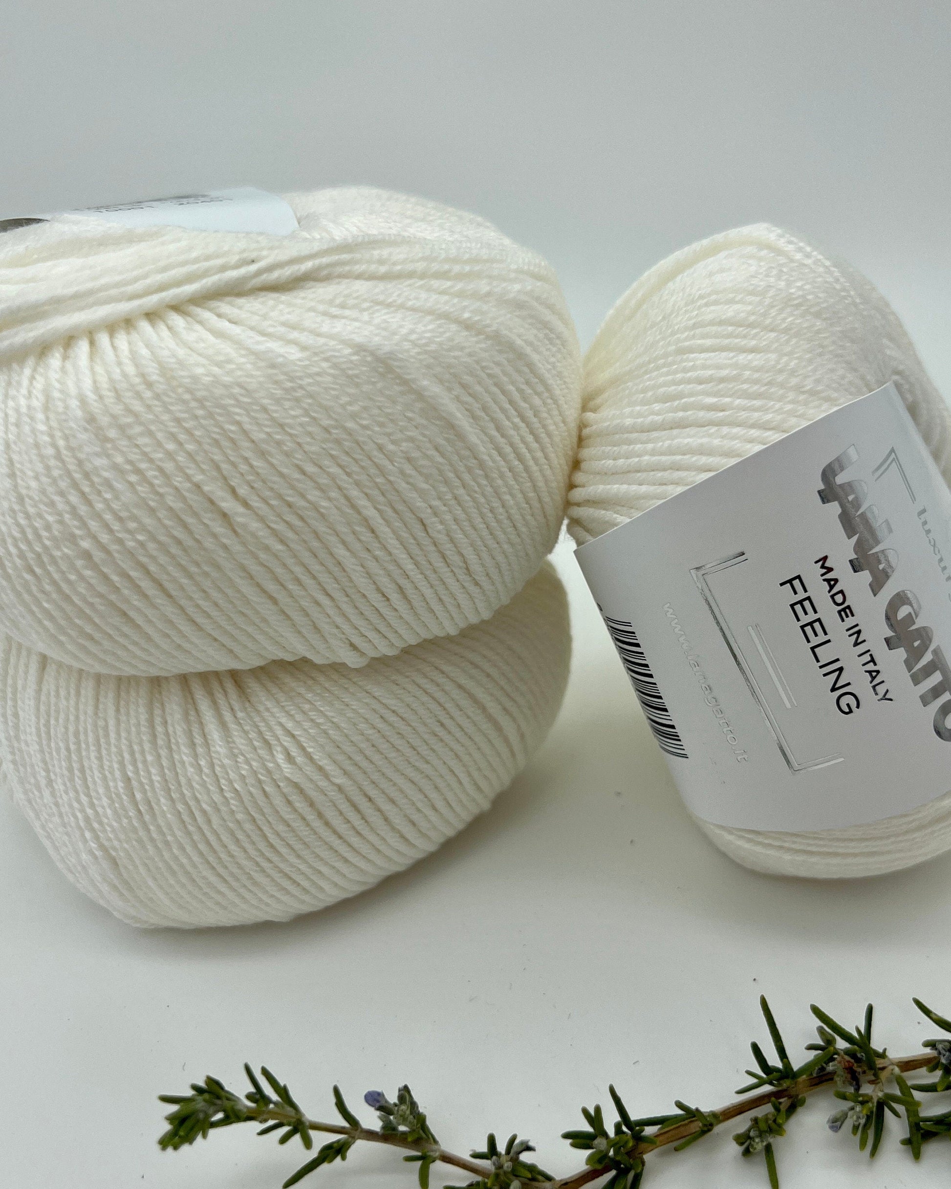 Lana Gatto FEELING cashmere silk merino yarn smooth shiny Italian sport yarn
Luxury Italian sport yarn FEELING soft drapey texture for sweaters and shawls
Close up of FEELING yarn showing smooth surface and silk sheen
Cashmere silk merino yarn FEELING ideal for scarves and garments
Soft luxury yarn FEELING perfect for refined knitwear projects