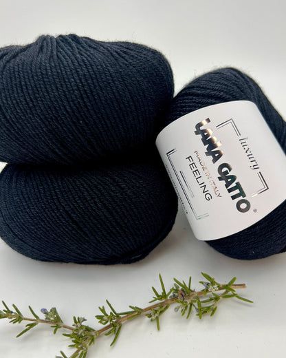 Lana Gatto FEELING cashmere silk merino yarn smooth shiny Italian sport yarn
Luxury Italian sport yarn FEELING soft drapey texture for sweaters and shawls
Close up of FEELING yarn showing smooth surface and silk sheen
Cashmere silk merino yarn FEELING ideal for scarves and garments
Soft luxury yarn FEELING perfect for refined knitwear projects