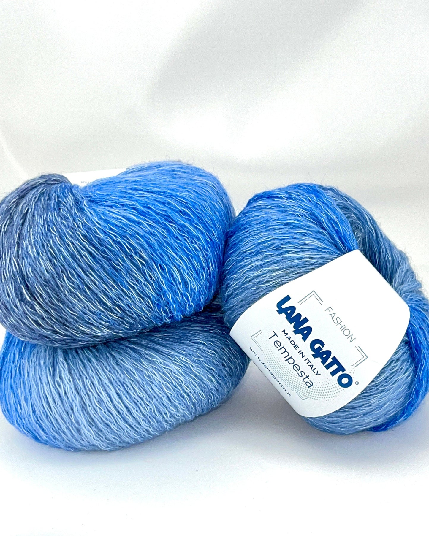 Lana Gatto TEMPESTA wool cotton chainette yarn Italian DK yarn
Luxury Italian chain yarn TEMPESTA soft lightweight knitting yarn
Close up of TEMPESTA yarn showing airy chainette structure
Wool cotton yarn TEMPESTA for sweaters cardigans and accessories
Lightweight structured yarn TEMPESTA for modern knitwear