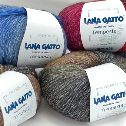 Lana Gatto TEMPESTA chainette yarn easy beginner knitting yarn
No split yarn TEMPESTA fast knit Italian wool cotton yarn
Close up of chain yarn showing smooth cord structure
Easy knitting yarn for beginners sweaters and accessories
Lightweight chainette yarn for fast knitting projects