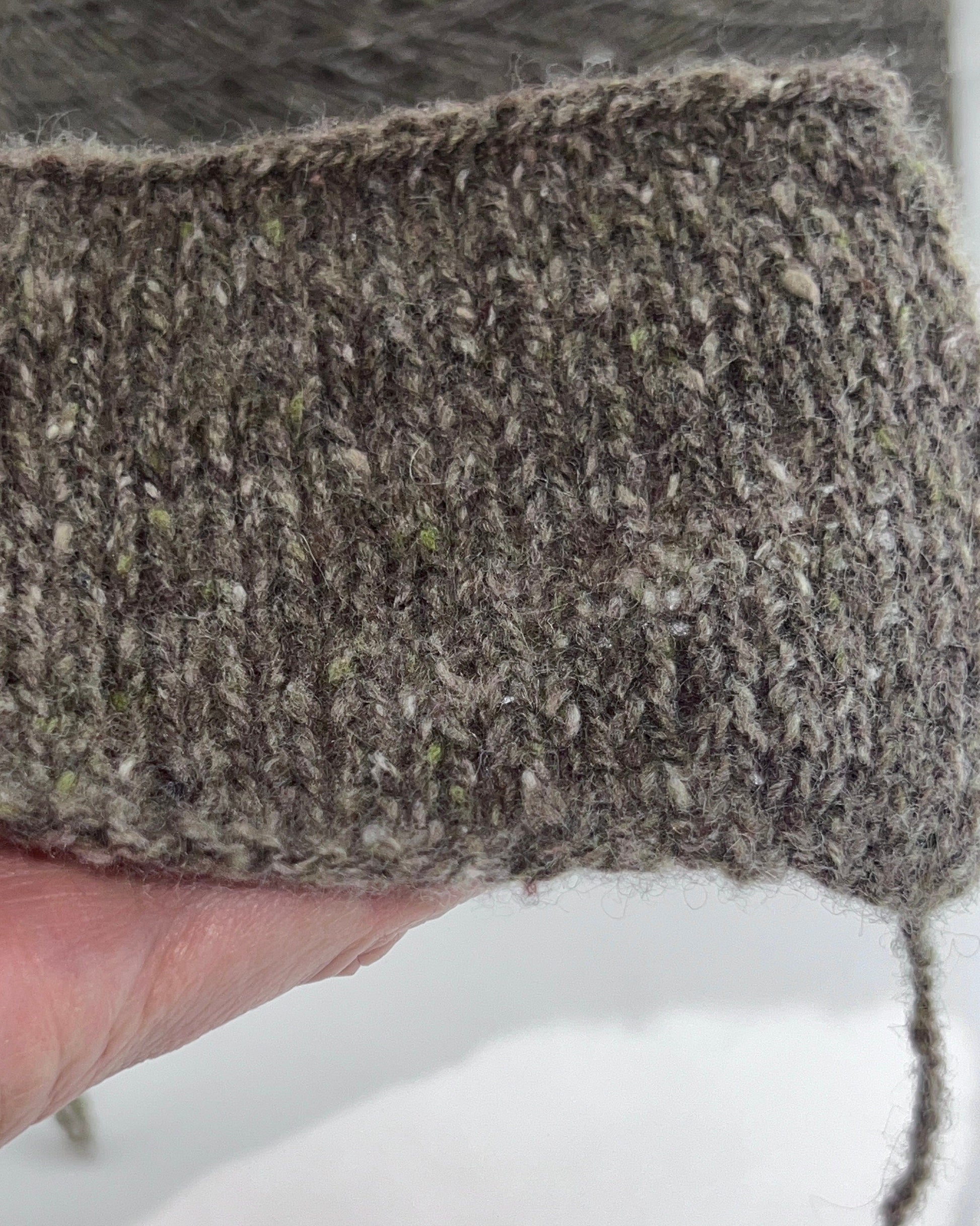 Cariaggi NEW HARRIS cashmere tweed yarn cone Italy
100 percent cashmere tweed yarn taupe melange with green flecks
Luxury Italian cashmere tweed yarn for sweaters scarves and shawls
soft fingering weight cashmere yarn texture close up
Cariaggi NEW HARRIS luxury yarn 400m per 100g