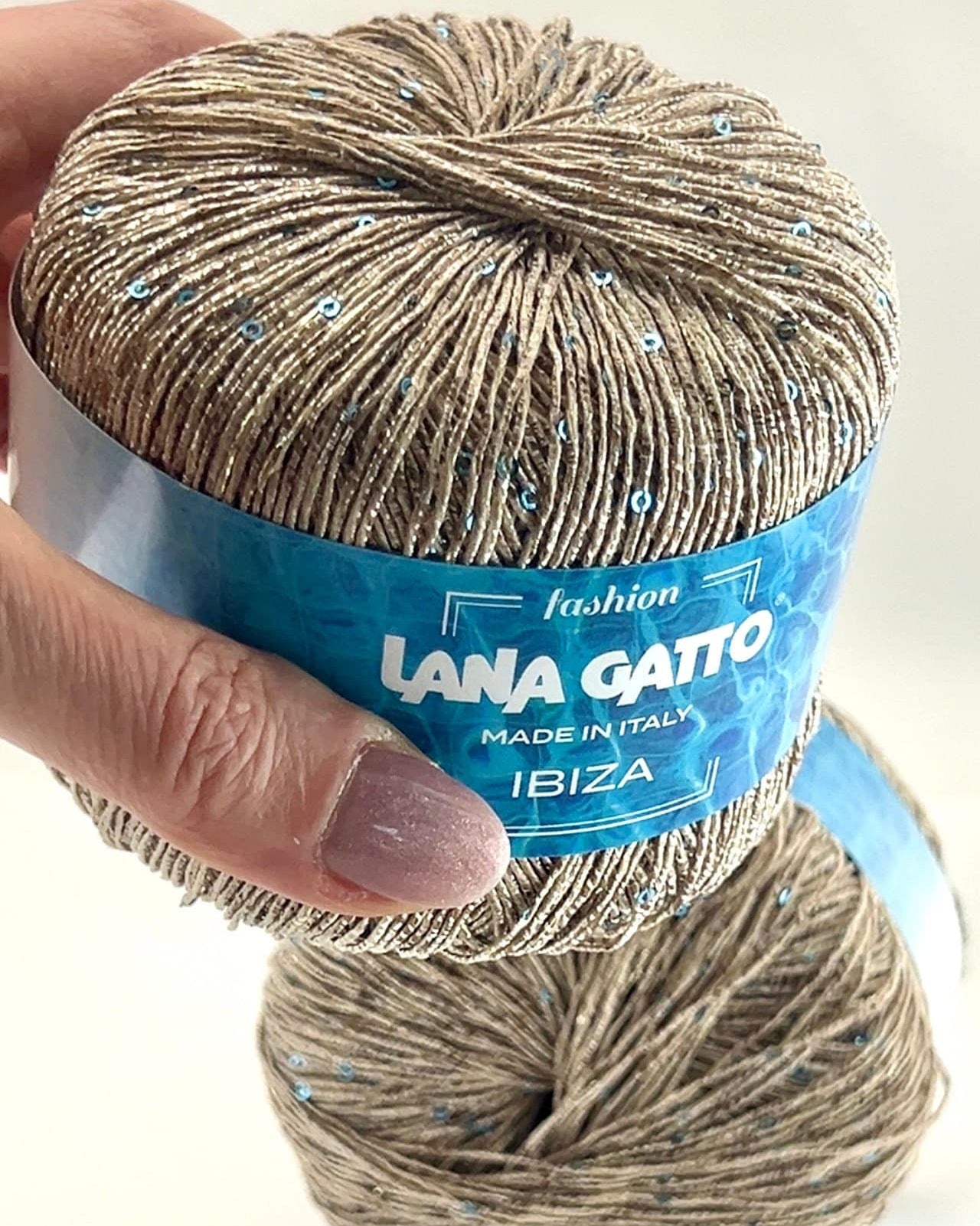Lana Gatto IBIZA lurex cotton paillettes yarn with elegant sparkle
Italian fingering yarn IBIZA with micro sequins and metallic accents
Lana Gatto IBIZA summer yarn showing light-catching shimmer and texture
Lurex cotton paillettes yarn for beachwear summer tops and shawls
Luxury Italian IBIZA yarn for statement accessories and warm-weather knitwear