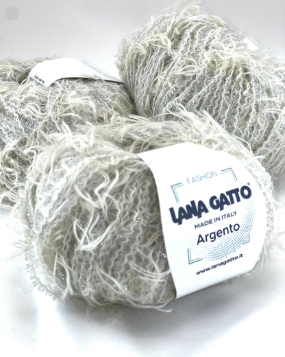 Ball of yarn with a 'Lana Gatto' label on a white background