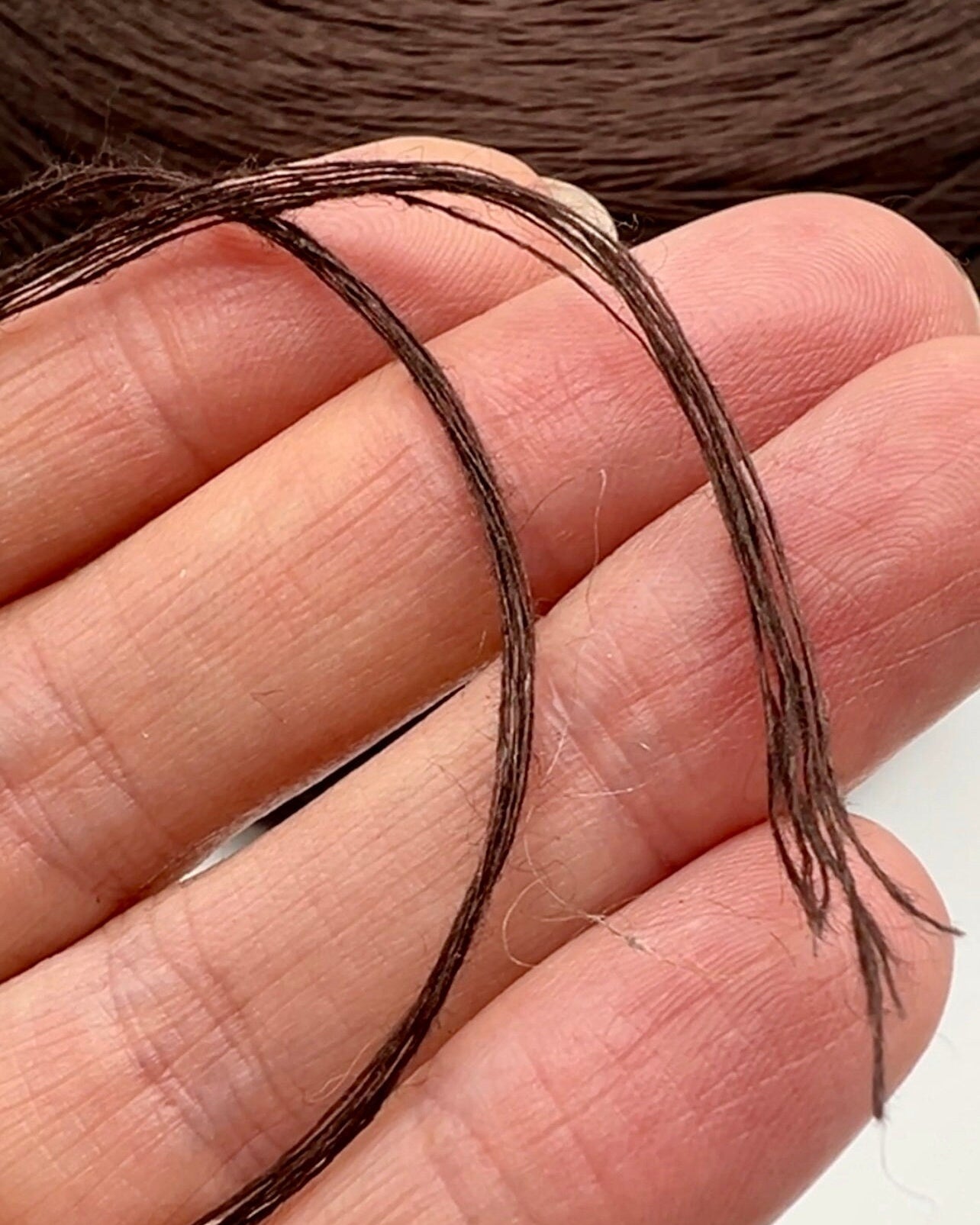 Premium iDOKNiT light fingering weight yarn, FRESCOLINO by RI.Go Italy. 100% pure linen fiber with an Nm 3900 count, providing 390m per 100g. Authentic Italian-made plant fiber curated by iDOKNiT in shade 957 Chocolate, perfect for breathable, durable, and elegant summer hand or machine knitting.