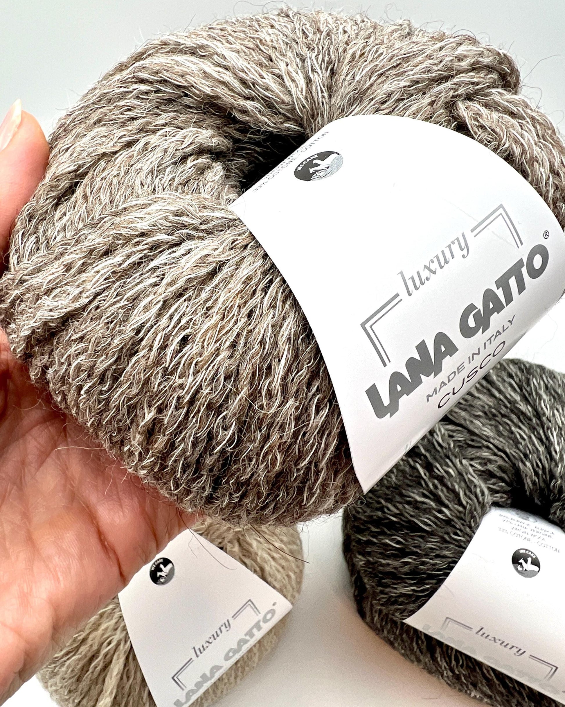 lana gatto cusco chunky chain yarn alpaca wool cotton italy 150m
luxury italian chain yarn lana gatto cusco alpaca wool cotton blend
soft chunky cable yarn for sweaters scarves hats lana gatto cusco
lana gatto cusco marled chain yarn natural beige gray brown tones
alpaca wool cotton chain construction yarn close-up texture italy