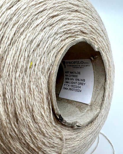 Profilo MATILDA cashmere merino lace yarn cone 750m per 100g
Luxury Italian cashmere merino yarn for knitting and crochet
Soft lace weight cashmere merino yarn cone close-up
Profilo MATILDA Italian yarn for shawls lightweight sweaters and accessories
Cashmere merino blend yarn 15 cashmere 85 merino wool Italy