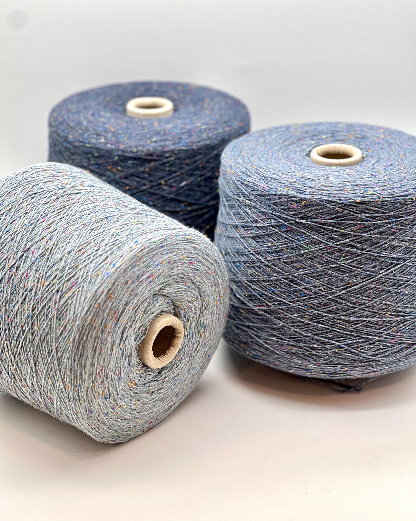 Profilo TULIP colorful tweed yarn made in Italy
Luxury Italian merino silk cotton tweed yarn close up
Soft tweed lace yarn 700m per 100g for sweaters and shawls
Italian tweed yarn with multicolor flecks
TULIP merino silk cotton yarn with refined tweed texture detail