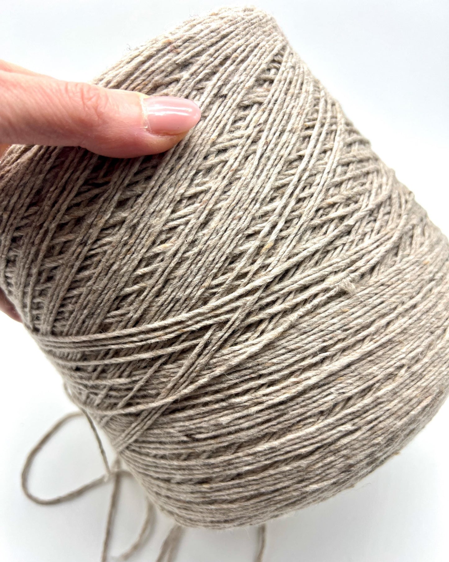 Exclusive iDOKNiT DK weight cashmere yarn, Cashmere Donegal by Cariaggi Italy. 100% pure cashmere featuring a sophisticated Donegal tweed texture, Nm 2.000, providing 200m per 100g. Authentic Italian-made luxury fiber in 1540 Stone Beige Melange, curated by iDOKNiT for exceptionally soft, high-end sweaters and winter accessories.