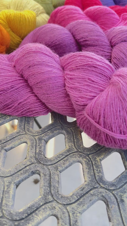 РЕДКАЯ НАХОДКА: пряжа Dundaga 7.1 Merino 100%, пасмы или "кейк" (торт), толщина "lace", однониточная, 470м/100г (514 ярдов/3.52 унции)